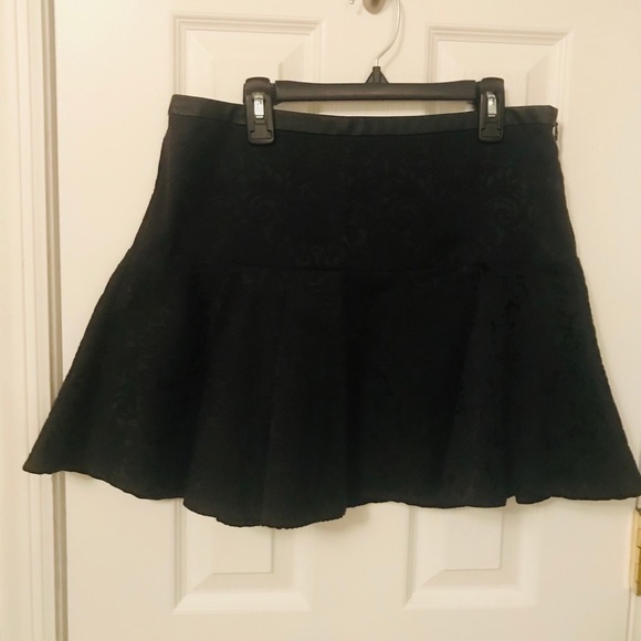 🌸 Black Express Peplum Hem Skirt - Picture 2 of 7